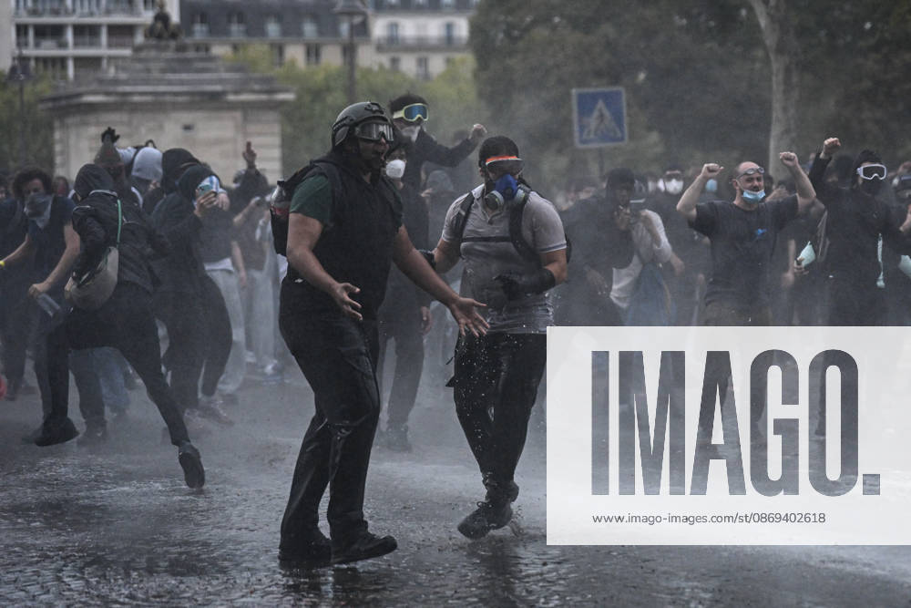 High school and autonomous protesters clash with riot police in Paris on October 13, 2026. - 13 10 2026 - France Ile-de-France (region) Paris - JulienxMattiax Pictorium LePictorium_0343324