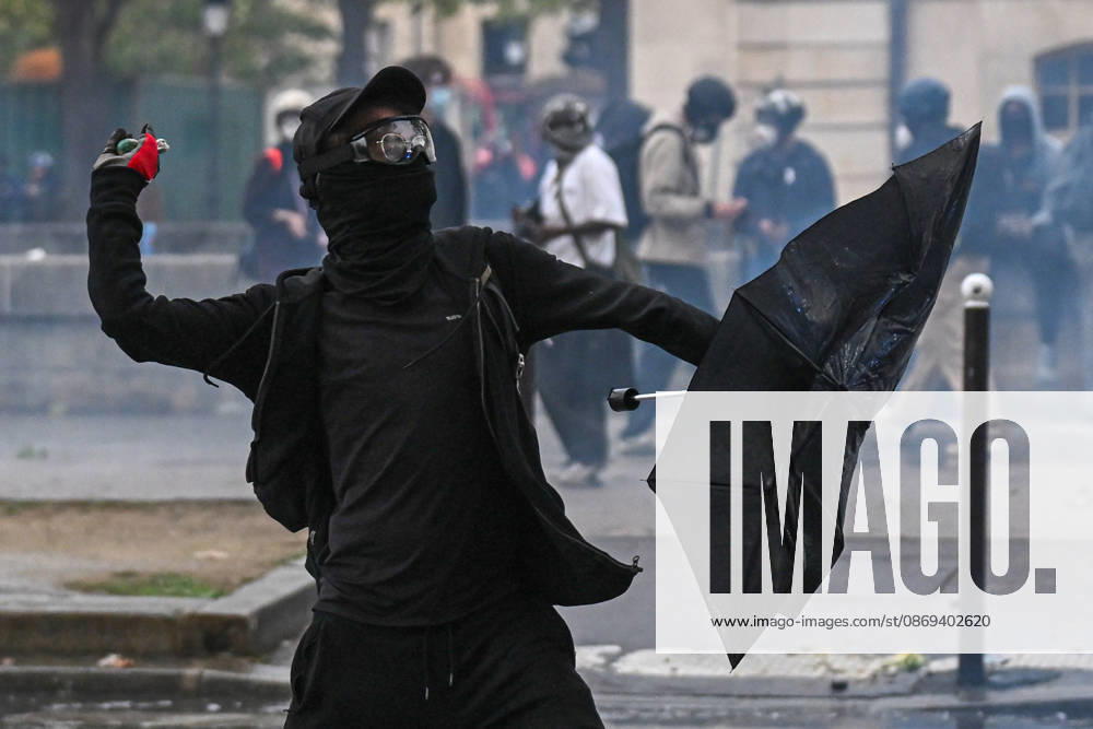 High school and autonomous protesters clash with riot police in Paris, October 13, 2026. - 13 10 2026 - France Ile-de-France (region) Paris - JulienxMattiax Pictorium LePictorium_0343325