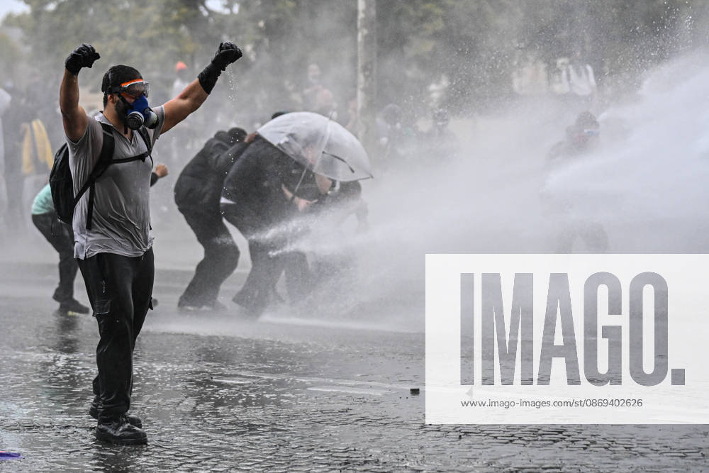 High school and autonomous protesters clash with riot police in Paris on October 13, 2026. - 13 10 2026 - France Ile-de-France (region) Paris - JulienxMattiax Pictorium LePictorium_0343328
