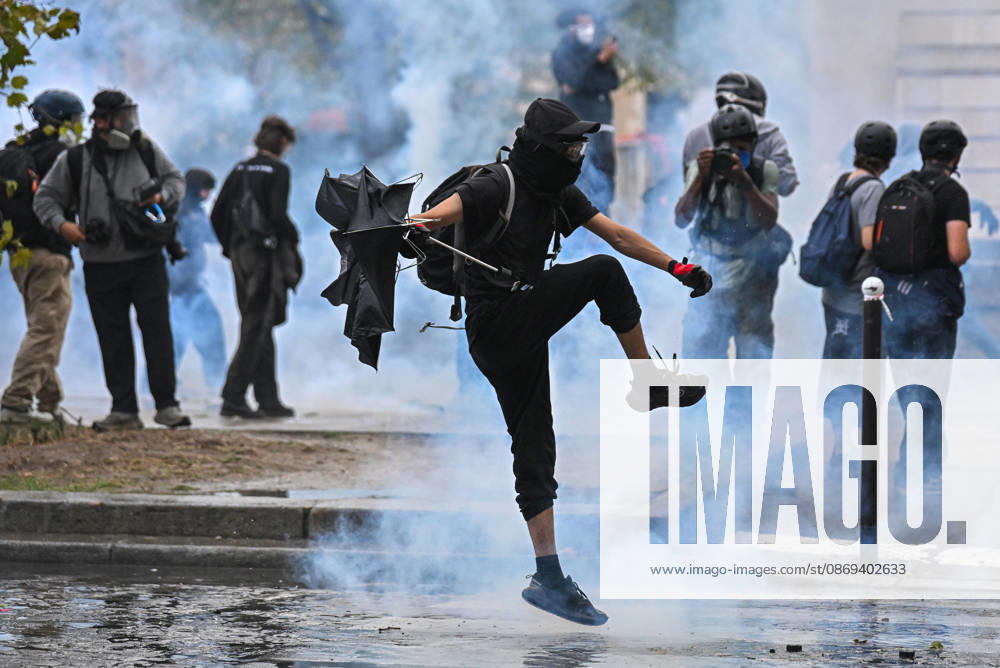 High school students and autonomous groups clash with riot police in Paris, October 13, 2026. - 13 10 2026 - France Ile-de-France (region) Paris - JulienxMattiax Pictorium LePictorium_0343332