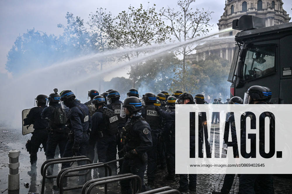 High school and autonomous protesters clash with riot police in Paris, October 13, 2026. - 13 10 2026 - France Ile-de-France (region) Paris - JulienxMattiax Pictorium LePictorium_0343335