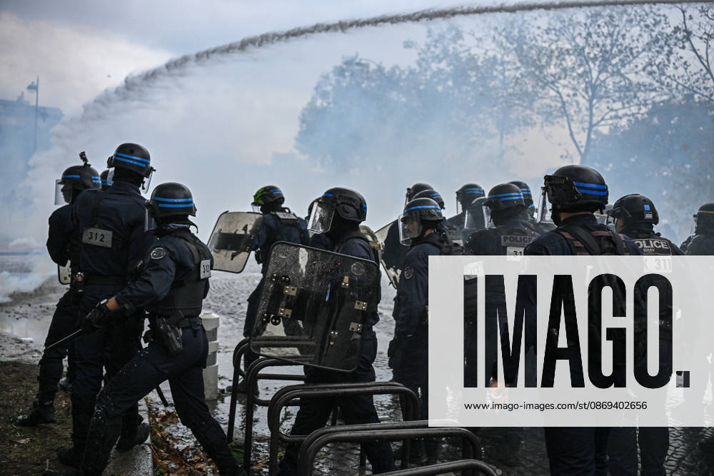 High school students and autonomous groups clash with riot police in Paris, October 13, 2026. - 13 10 2026 - France Ile-de-France (region) Paris - JulienxMattiax Pictorium LePictorium_0343338