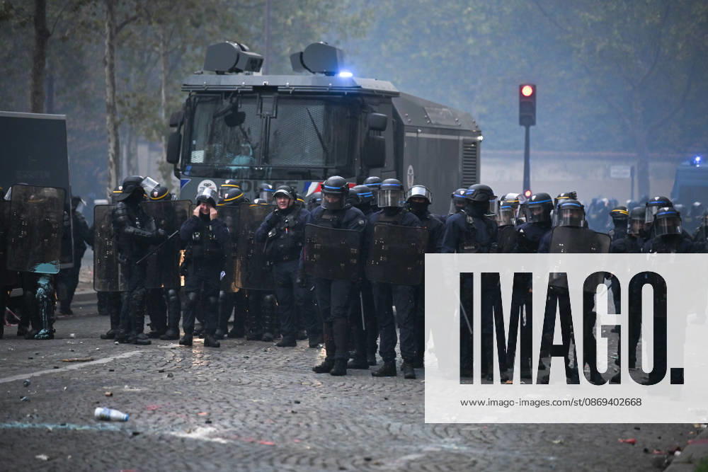 High school students and autonomous groups clash with riot police in Paris on October 13, 2026. - 13 10 2026 - France Ile-de-France (region) Paris - JulienxMattiax Pictorium LePictorium_0343343