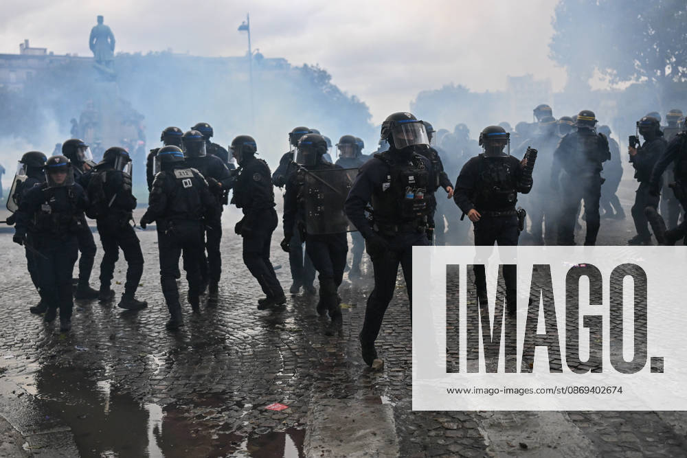 High school and autonomous protesters clash with riot police in Paris, October 13, 2026. - 13 10 2026 - France Ile-de-France (region) Paris - JulienxMattiax Pictorium LePictorium_0343345