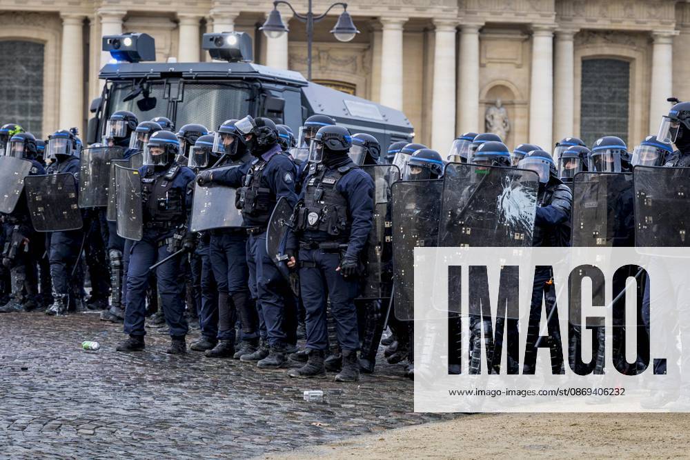 Photos from the student demonstrations in Paris on October 13, 2026 Vincenzo Arnone Bestimage Photos from the student demonstrations in Paris on October 13, 2026 Paris, France