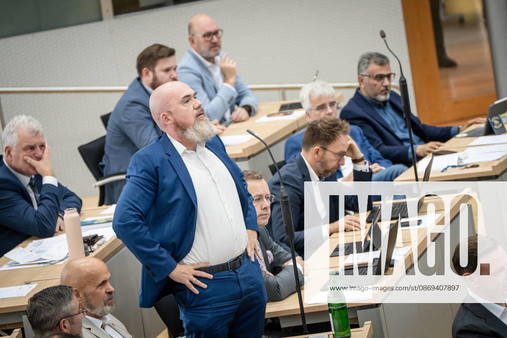 Olaf Meister, Abgeordneter Bündnis 90 Die Grünen, stellt einen Antrag auf Unterbrechung der Sitzung;Landtagssitzung Oktober 2026 (II) Sondersitzung auf Antrag von AfD und BSW zum Thema Frieden in der Ukraine schaffen, Magdeburg Sachsen-Anhalt Deutschland Landtag