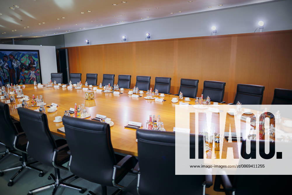 Blick auf den menschenleeren Tisch im Kabinettsaal, aufgenommen vor Beginn der 62. Kabinettsitzung im Bundeskanzleramt. Berlin, 14.10.2026. Berlin Deutschland
