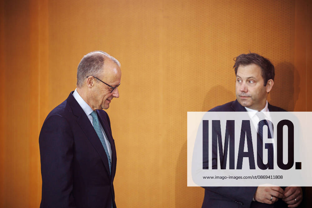 Friedrich Merz (CDU), Bundeskanzler, und Lars Klingbeil, Bundesminister der Finanzen, aufgenommen vor Beginn der 62. Kabinettsitzung im Bundeskanzleramt. Berlin, 14.10.2026. Berlin Deutschland