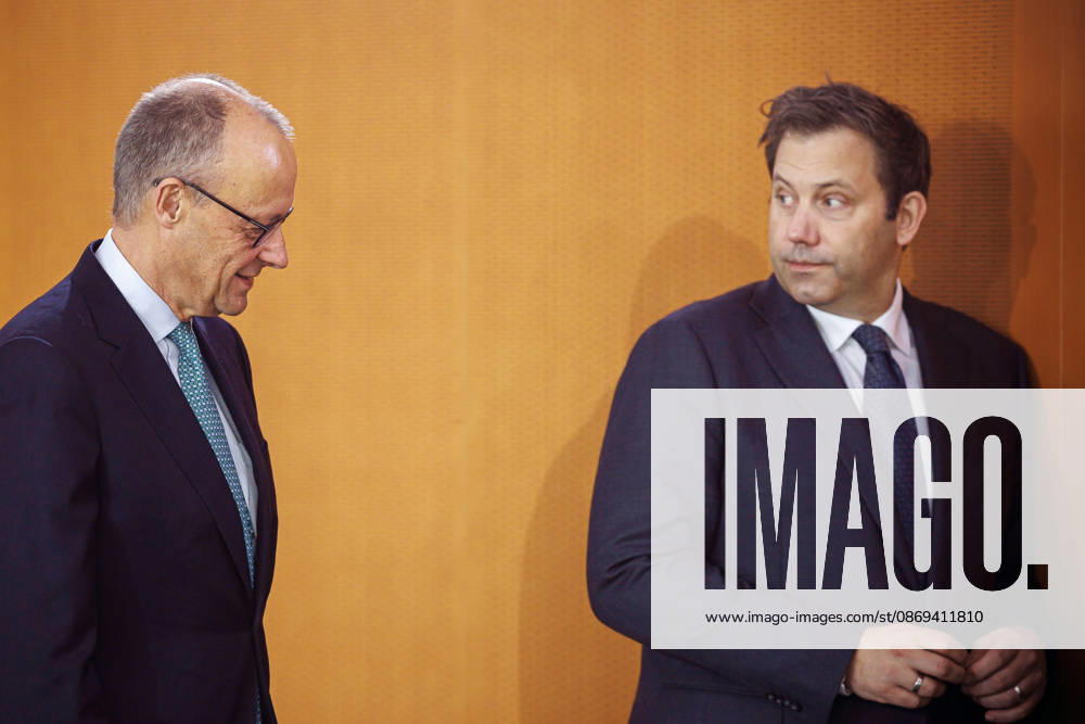Friedrich Merz (CDU), Bundeskanzler, und Lars Klingbeil, Bundesminister der Finanzen, aufgenommen vor Beginn der 62. Kabinettsitzung im Bundeskanzleramt. Berlin, 14.10.2026. Berlin Deutschland