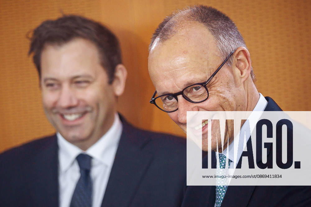 Friedrich Merz (CDU), Bundeskanzler, und Lars Klingbeil, Bundesminister der Finanzen, aufgenommen vor Beginn der 62. Kabinettsitzung im Bundeskanzleramt. Berlin, 14.10.2026. Berlin Deutschland