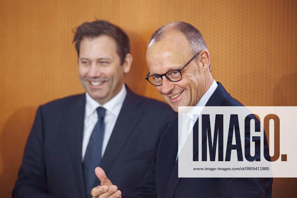 Friedrich Merz (CDU), Bundeskanzler, und Lars Klingbeil, Bundesminister der Finanzen, aufgenommen vor Beginn der 62. Kabinettsitzung im Bundeskanzleramt. Berlin, 14.10.2026. Berlin Deutschland