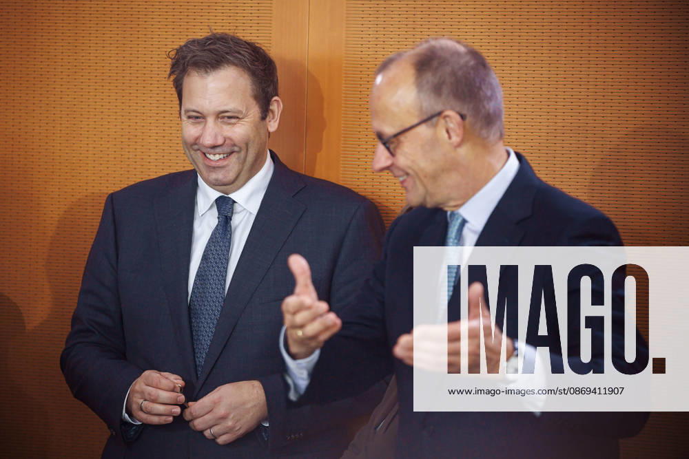 Friedrich Merz (CDU), Bundeskanzler, und Lars Klingbeil, Bundesminister der Finanzen, aufgenommen vor Beginn der 62. Kabinettsitzung im Bundeskanzleramt. Berlin, 14.10.2026. Berlin Deutschland