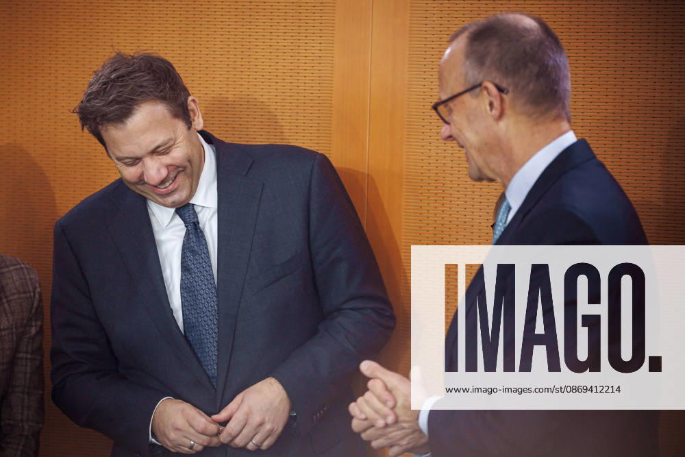 Friedrich Merz (CDU), Bundeskanzler, und Lars Klingbeil, Bundesminister der Finanzen, aufgenommen vor Beginn der 62. Kabinettsitzung im Bundeskanzleramt. Berlin, 14.10.2026. Berlin Deutschland