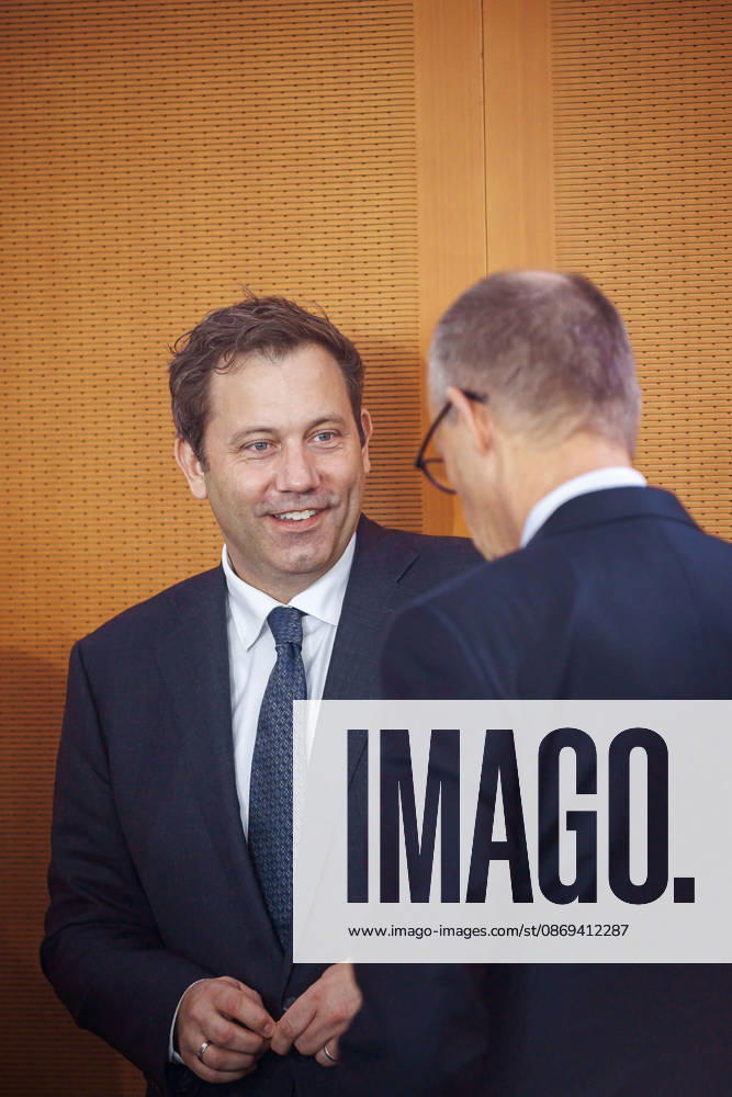 Friedrich Merz (CDU), Bundeskanzler, und Lars Klingbeil, Bundesminister der Finanzen, aufgenommen vor Beginn der 62. Kabinettsitzung im Bundeskanzleramt. Berlin, 14.10.2026. Berlin Deutschland