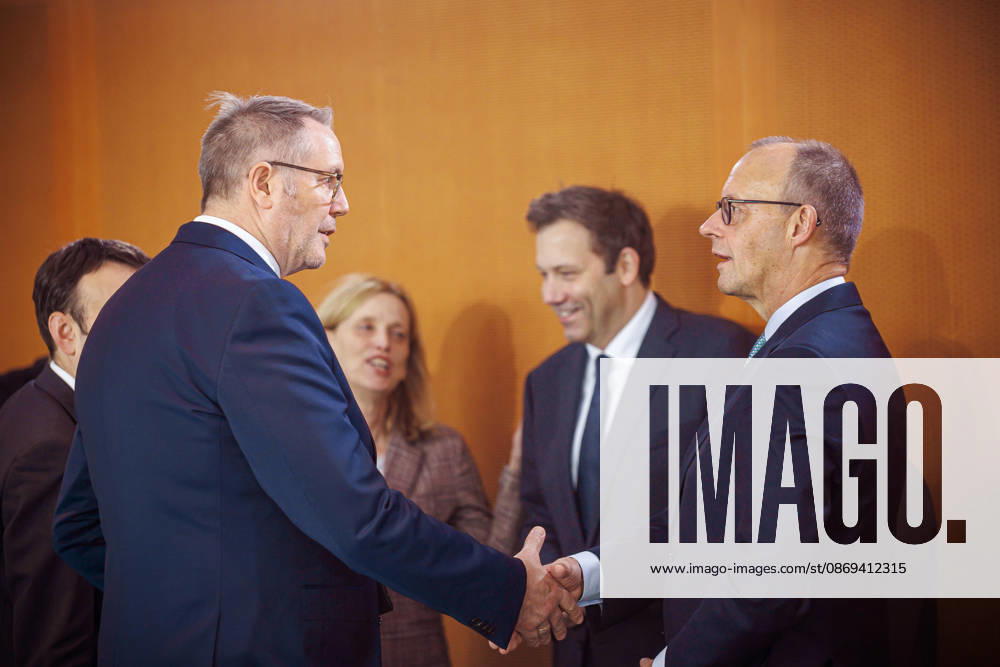 Alexander Schweitzer (SPD), Bundesministerin fuer Arbeit und Soziales, und Friedrich Merz (CDU), Bundeskanzler, aufgenommen vor Beginn der 62. Kabinettsitzung im Bundeskanzleramt. Berlin, 14.10.2026. Berlin Deutschland