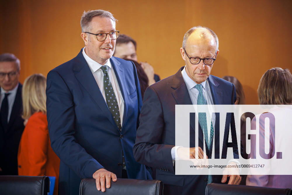 Alexander Schweitzer (SPD), Bundesministerin fuer Arbeit und Soziales, und Friedrich Merz (CDU), Bundeskanzler, aufgenommen vor Beginn der 62. Kabinettsitzung im Bundeskanzleramt. Berlin, 14.10.2026. Berlin Deutschland