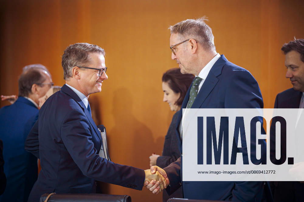 Carsten Linnemann (CDU), Bundesminister fuer Gesundheit, und Alexander Schweitzer (SPD), Bundesministerin fuer Arbeit und Soziales, aufgenommen vor Beginn der 62. Kabinettsitzung im Bundeskanzleramt. Berlin, 14.10.2026. Berlin Deutschland