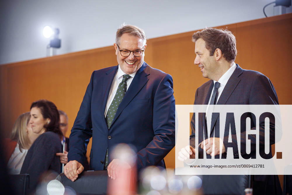 Alexander Schweitzer (SPD), Bundesministerin fuer Arbeit und Soziales, und Lars Klingbeil, Bundesminister der Finanzen, aufgenommen vor Beginn der 62. Kabinettsitzung im Bundeskanzleramt. Berlin, 14.10.2026. Berlin Deutschland