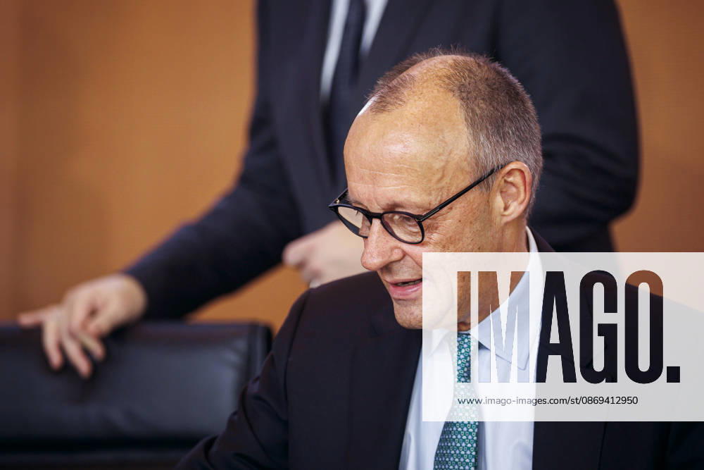 Friedrich Merz (CDU), Bundeskanzler, und Lars Klingbeil, Bundesminister der Finanzen, aufgenommen vor Beginn der 62. Kabinettsitzung im Bundeskanzleramt. Berlin, 14.10.2026. Berlin Deutschland