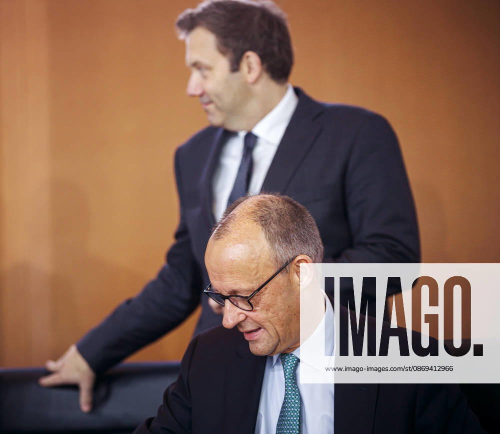 Friedrich Merz (CDU), Bundeskanzler, und Lars Klingbeil, Bundesminister der Finanzen, aufgenommen vor Beginn der 62. Kabinettsitzung im Bundeskanzleramt. Berlin, 14.10.2026. Berlin Deutschland