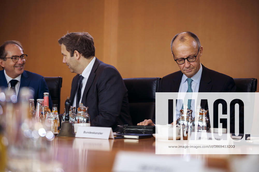 Friedrich Merz (CDU), Bundeskanzler, und Lars Klingbeil, Bundesminister der Finanzen, aufgenommen vor Beginn der 62. Kabinettsitzung im Bundeskanzleramt. Berlin, 14.10.2026. Berlin Deutschland
