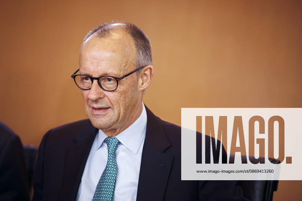 Friedrich Merz (CDU), Bundeskanzler, aufgenommen vor Beginn der 62. Kabinettsitzung im Bundeskanzleramt. Berlin, 14.10.2026. Berlin Deutschland