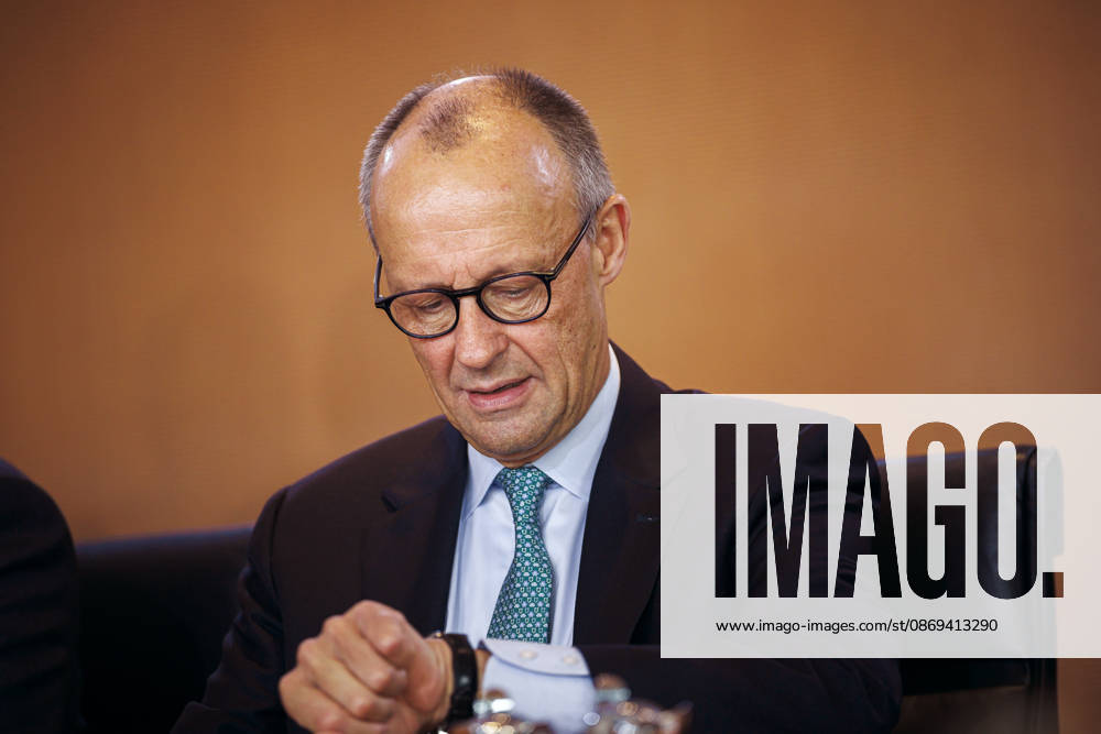 Friedrich Merz (CDU), Bundeskanzler, aufgenommen vor Beginn der 62. Kabinettsitzung im Bundeskanzleramt. Berlin, 14.10.2026. Berlin Deutschland