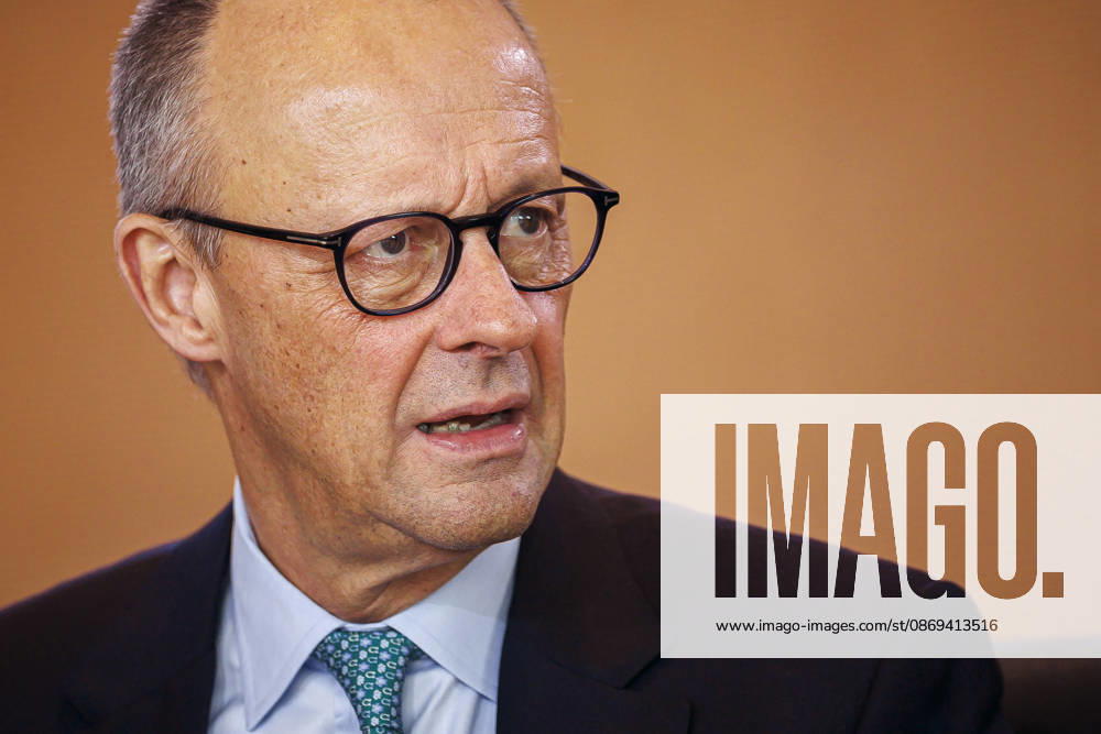 Friedrich Merz (CDU), Bundeskanzler, aufgenommen vor Beginn der 62. Kabinettsitzung im Bundeskanzleramt. Berlin, 14.10.2026. Berlin Deutschland