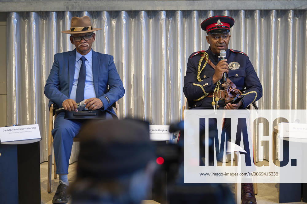 Pressekonferenz Anerkennung & Reparationen der deutschen Voelkermorde im heutigen Namibia im Vorfeld der Bundestagsdebatte am Mittwoch (14.10.2026) in Berlin . Hochrangige Vertreter der Volksgruppen Ovaherero und Nama aus Namibia haben die deutsche Bundesregierung dazu aufgerufen, die volle Verantwortung fuer den an ihren Vorfahren begangenen Voelkermord zu uebernehmen. Entwicklungshilfe kann umfassende, echte Reparationen nicht ersetzen , sagte Mutjinde Katjiua (rechts im Bild) von der Ovaherero Traditional Authority am Mittwoch in Berlin. Als direkte Nachkommen der Opfer des Genozids muessten Ovaherero und Nama endlich direkt am Widergutmachungsprozess zur Aufarbeitung der Kolonialverbrechen beteiligt sein, betonte Gaob David Timotheus