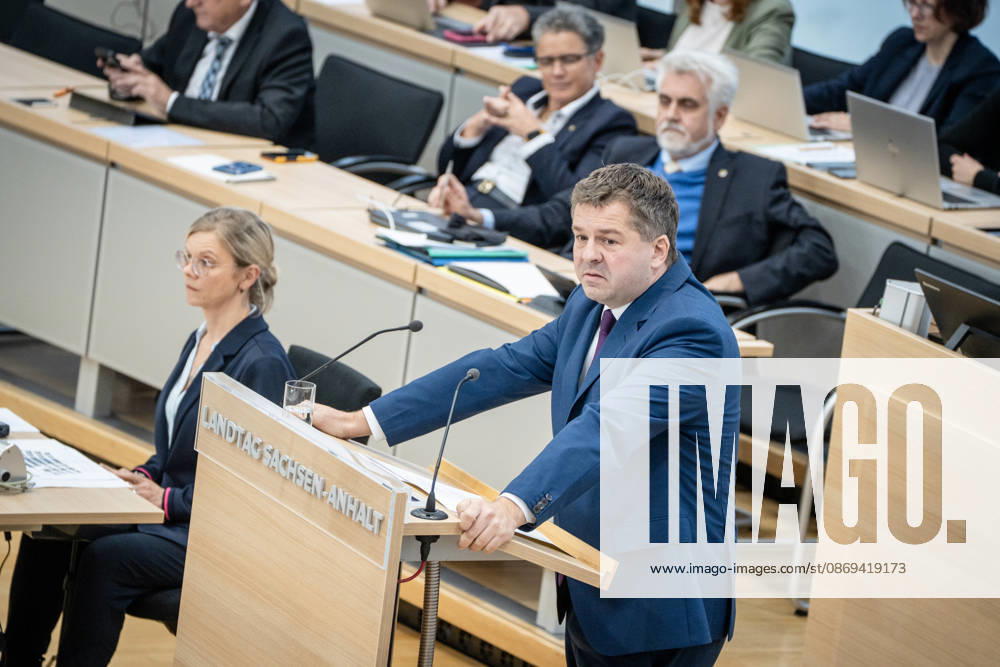 Amtierender Ministerpräsident Sven Schulze, CDU, am Rednerpult, im Hintergrund Lydia Hüskens und Armin Willingmann;Landtagssitzung Oktober 2026 (II) Sondersitzung auf Antrag von AfD und BSW zum Thema Frieden in der Ukraine schaffen, Magdeburg Sachsen-Anhalt Deutschland Landtag