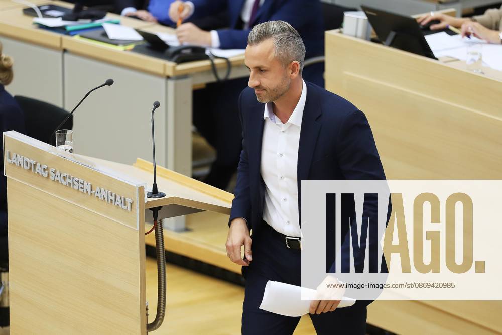 Magdeburg, Sachsen-Anhalt, Deutschland, 14.10.2026: Landtag: Sondersitzung: Ulrich Siegmund, AfD, hält eine Rede zur Einbringung eines gemeinsamen Antrags mit dem BSW, sich für Friedensgespräche im Ukraine-Krieg einzusetzen.