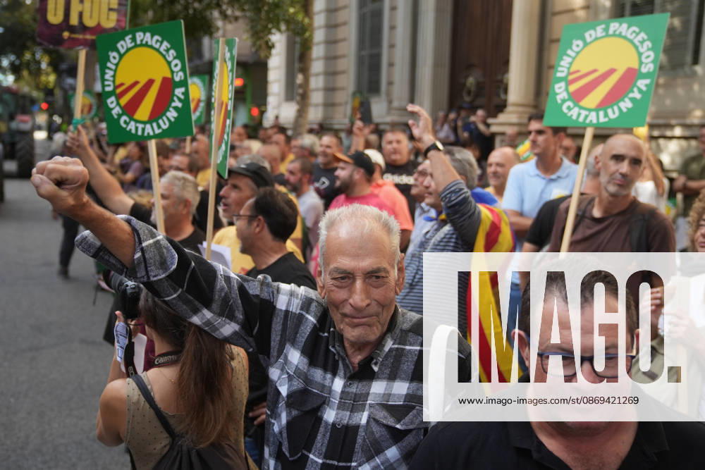 Tractor Rally for Agriculture in Barcelona: Protesters during a rally of tractors from various parts of Catalonia in front of the Government Delegation and statements, on October 14, 2026, in Barcelona, Catalonia, Spain. The demonstration, organized by Unió de Pagesos with the support of Asaja, FCAC, and Revolta Pagesa, denounces the structural crisis in the agricultural sector in Barcelona. OCTOBER 14, 2026, Spain