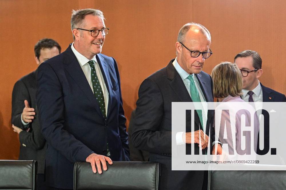 Alexander Schweitzer (SPD), Bundesminister für Arbeit und Soziales und Bundeskanzler Friedrich Merz (CDU) vor Beginn der Sitzung des Bundeskabinetts im Kanzleramt, fotografiert am 14.10.2026 in Berlin. Berlin Berlin Berlin
