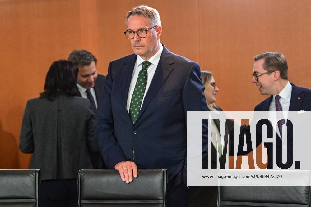 Alexander Schweitzer (SPD), Bundesminister für Arbeit und Soziales vor Beginn der Sitzung des Bundeskabinetts im Kanzleramt, fotografiert am 14.10.2026 in Berlin. Berlin Berlin Berlin