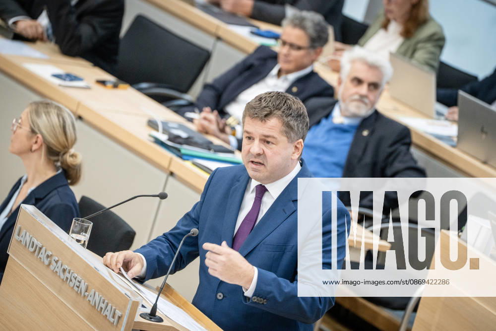 Amtierender Ministerpräsident Sven Schulze, CDU, am Rednerpult, im Hintergrund Lydia Hüskens und Armin Willingmann;Landtagssitzung Oktober 2026 (II) Sondersitzung auf Antrag von AfD und BSW zum Thema Frieden in der Ukraine schaffen, Magdeburg Sachsen-Anhalt Deutschland Landtag
