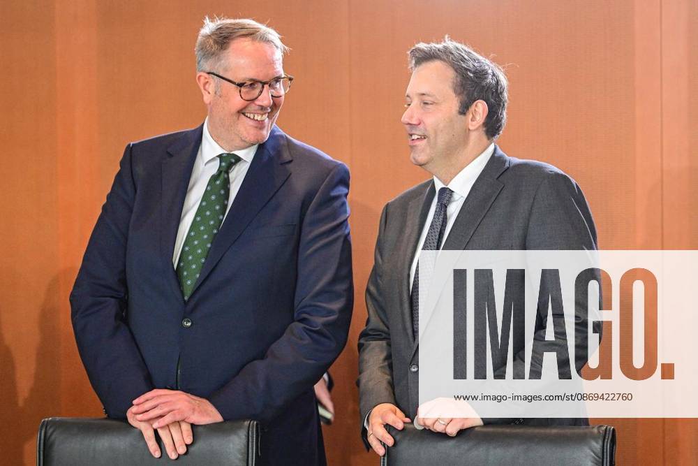 Alexander Schweitzer (SPD), Bundesminister für Arbeit und Soziales und Lars Klingbeil (SPD), Bundesminister der Finanzen, vor Beginn der Sitzung des Bundeskabinetts im Kanzleramt, fotografiert am 14.10.2026 in Berlin. Berlin Berlin Berlin
