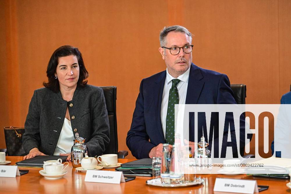 Alexander Schweitzer (SPD), Bundesminister für Arbeit und Soziales und Dorothee Bär (CSU), Bundesforschungsministerin, vor Beginn der Sitzung des Bundeskabinetts im Kanzleramt, fotografiert am 14.10.2026 in Berlin. Berlin Berlin Berlin