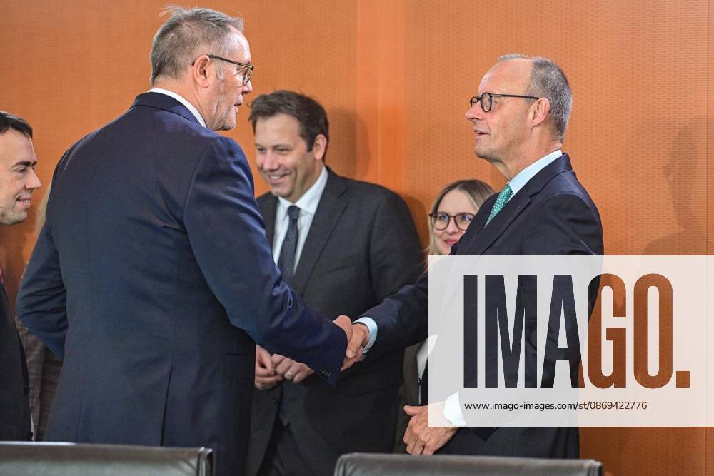 Alexander Schweitzer (SPD), Bundesminister für Arbeit und Soziales und Bundeskanzler Friedrich Merz (CDU) vor Beginn der Sitzung des Bundeskabinetts im Kanzleramt, fotografiert am 14.10.2026 in Berlin. Berlin Berlin Berlin