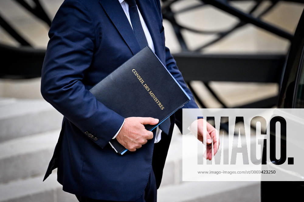 Weekly Cabinet Meeting at the Elysee Palace Illustration of a folder « Council of Ministers » in the hand of the French Minister of the City and Housing Vincent Jeanbrun as he leaves after the weekly cabinet meeting (Conseil des ministres) at the Elysee Palace in Paris, France, on October 14, 2026. Photo by Tomas Stevens ABACAPRESS.COM Paris France