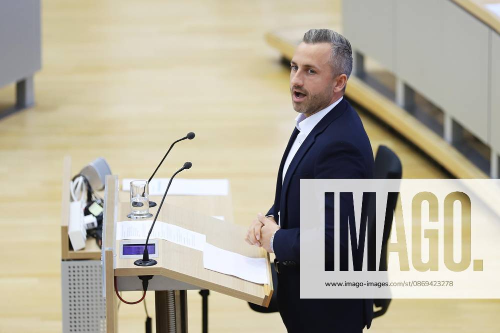 Magdeburg, Sachsen-Anhalt, Deutschland, 14.10.2026: Landtag: Sondersitzung: Ulrich Siegmund, AfD, hält eine Rede zur Einbringung eines gemeinsamen Antrags mit dem BSW, sich für Friedensgespräche im Ukraine-Krieg einzusetzen.