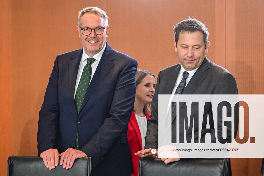 Alexander Schweitzer (SPD), Bundesminister für Arbeit und Soziales und Lars Klingbeil (SPD), Bundesminister der Finanzen, vor Beginn der Sitzung des Bundeskabinetts im Kanzleramt, fotografiert am 14.10.2026 in Berlin. Berlin Berlin Berlin