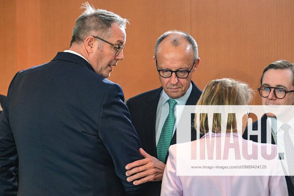 Alexander Schweitzer (SPD), Bundesminister für Arbeit und Soziales und Bundeskanzler Friedrich Merz (CDU) vor Beginn der Sitzung des Bundeskabinetts im Kanzleramt, fotografiert am 14.10.2026 in Berlin. Berlin Berlin Berlin