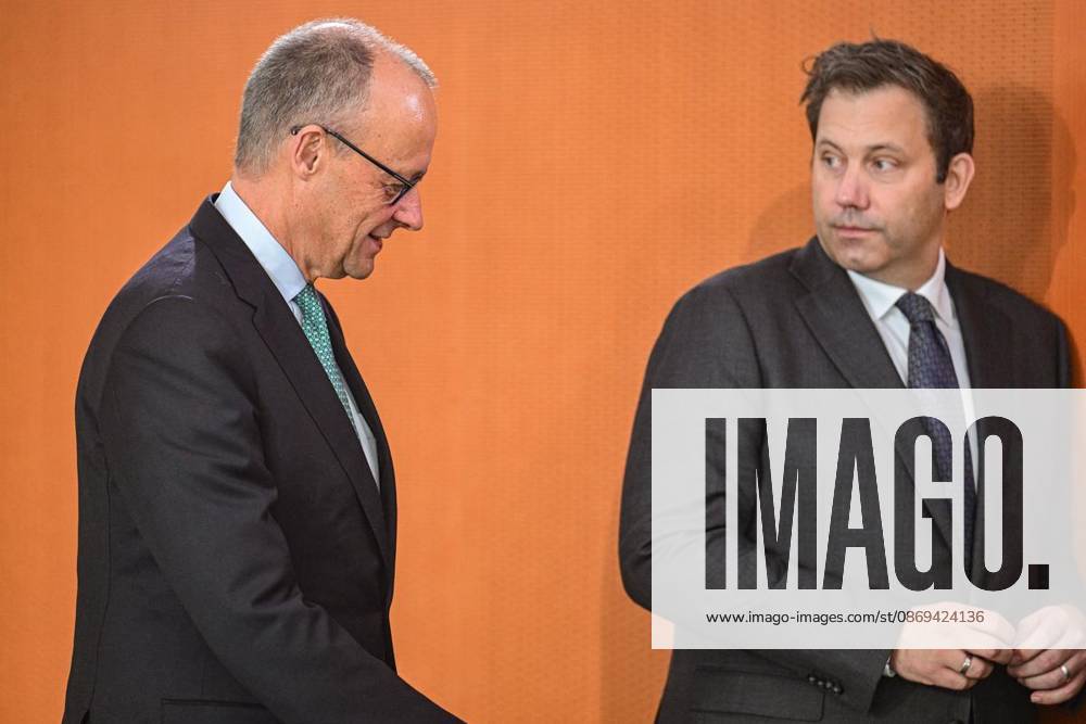 Finanzminister Lars Klingbeil (SPD) und Bundeskanzler Friedrich Merz (CDU) vor Beginn der Sitzung des Bundeskabinetts im Kanzleramt, fotografiert am 14.10.2026 in Berlin. Berlin Berlin Berlin