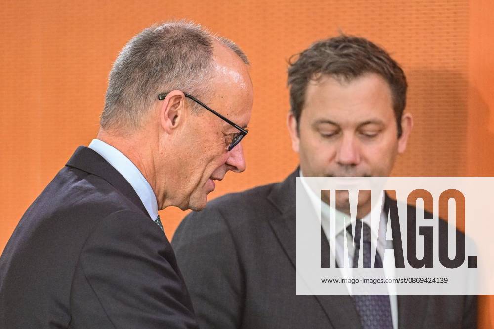 Finanzminister Lars Klingbeil (SPD) und Bundeskanzler Friedrich Merz (CDU) vor Beginn der Sitzung des Bundeskabinetts im Kanzleramt, fotografiert am 14.10.2026 in Berlin. Berlin Berlin Berlin