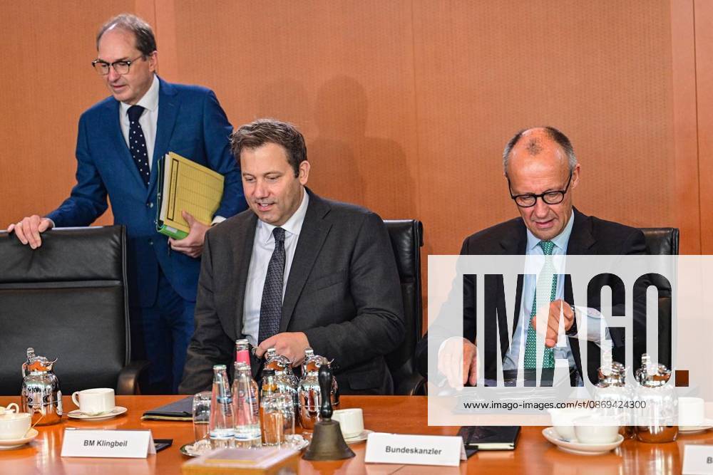 Innenminster Alexander Dobrindt (CSU), Finanzminister Lars Klingbeil (SPD) und Bundeskanzler Friedrich Merz (CDU) vor Beginn der Sitzung des Bundeskabinetts im Kanzleramt, fotografiert am 14.10.2026 in Berlin. Berlin Berlin Berlin