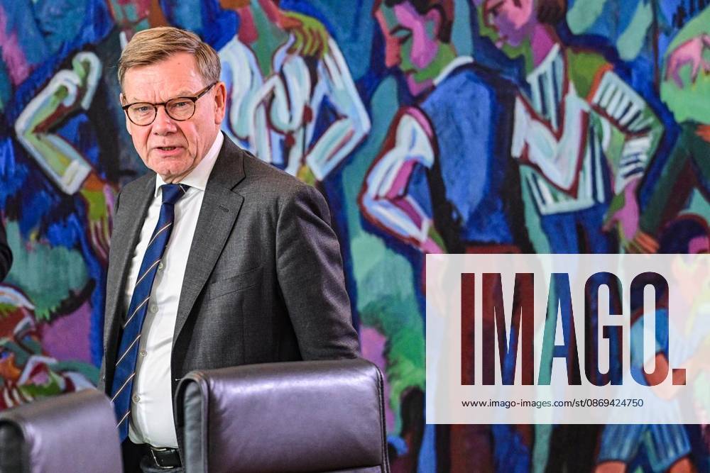 Johann Wadephul (CDU), Bundesaußenminister, vor Beginn der Sitzung des Bundeskabinetts im Kanzleramt, fotografiert am 14.10.2026 in Berlin. Berlin Berlin Berlin