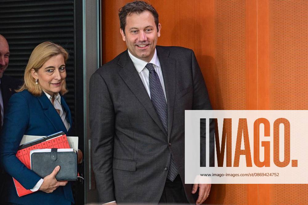 Finanzminister Lars Klingbeil (SPD) und Nina Warken (CDU), Chefin des Bundeskanzleramts und Bundesministerin für besondere Aufgaben, vor Beginn der Sitzung des Bundeskabinetts im Kanzleramt, fotografiert am 14.10.2026 in Berlin. Berlin Berlin Berlin