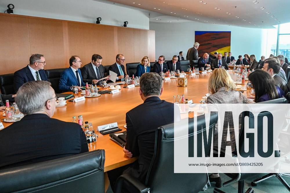 Die Minister und Ministerinnen sind zur Sitzung des Bundeskabinetts im Kanzleramt unter Leitung des Bundeskanzlers zusammen gekommen, fotografiert am 14.10.2026 in Berlin. Berlin Berlin Berlin