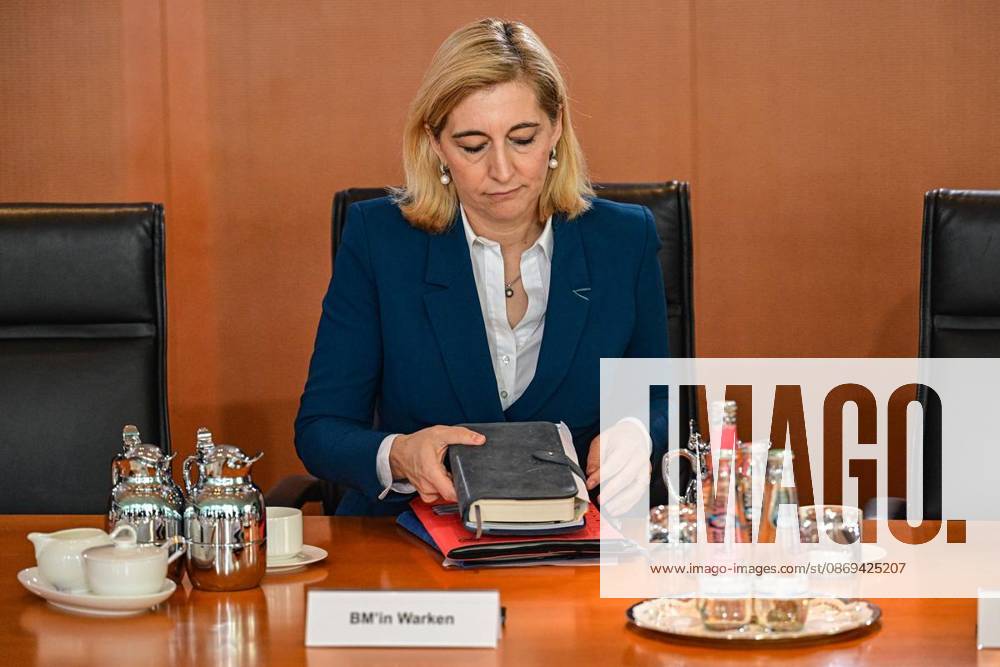 Nina Warken (CDU), Chefin des Bundeskanzleramts und Bundesministerin für besondere Aufgaben, vor Beginn der Sitzung des Bundeskabinetts im Kanzleramt, fotografiert am 14.10.2026 in Berlin. Berlin Berlin Berlin