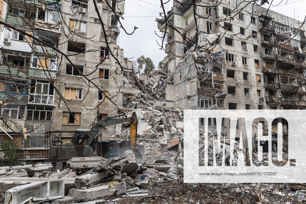 Russian air strike hits residential building in Kramatorsk KRAMATORSK, UKRAINE - OCTOBER 14: A heavy machinery operates as firefighters search for the bodies of two civilians beneath the rubble of a residential building following a Russian air strike in Kramatorsk, Ukraine, on October 14, 2026. Diego Herrera Carcedo Anadolu Kramatorsk Ukraine. Editorial use only. Please get in touch for any other usage.